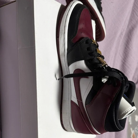 Women’s Air Jordan 1 Mid SE - Picture 8 of 13